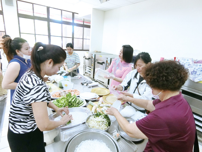 家庭教育中心辦多國文化講座 動手製作越南春捲